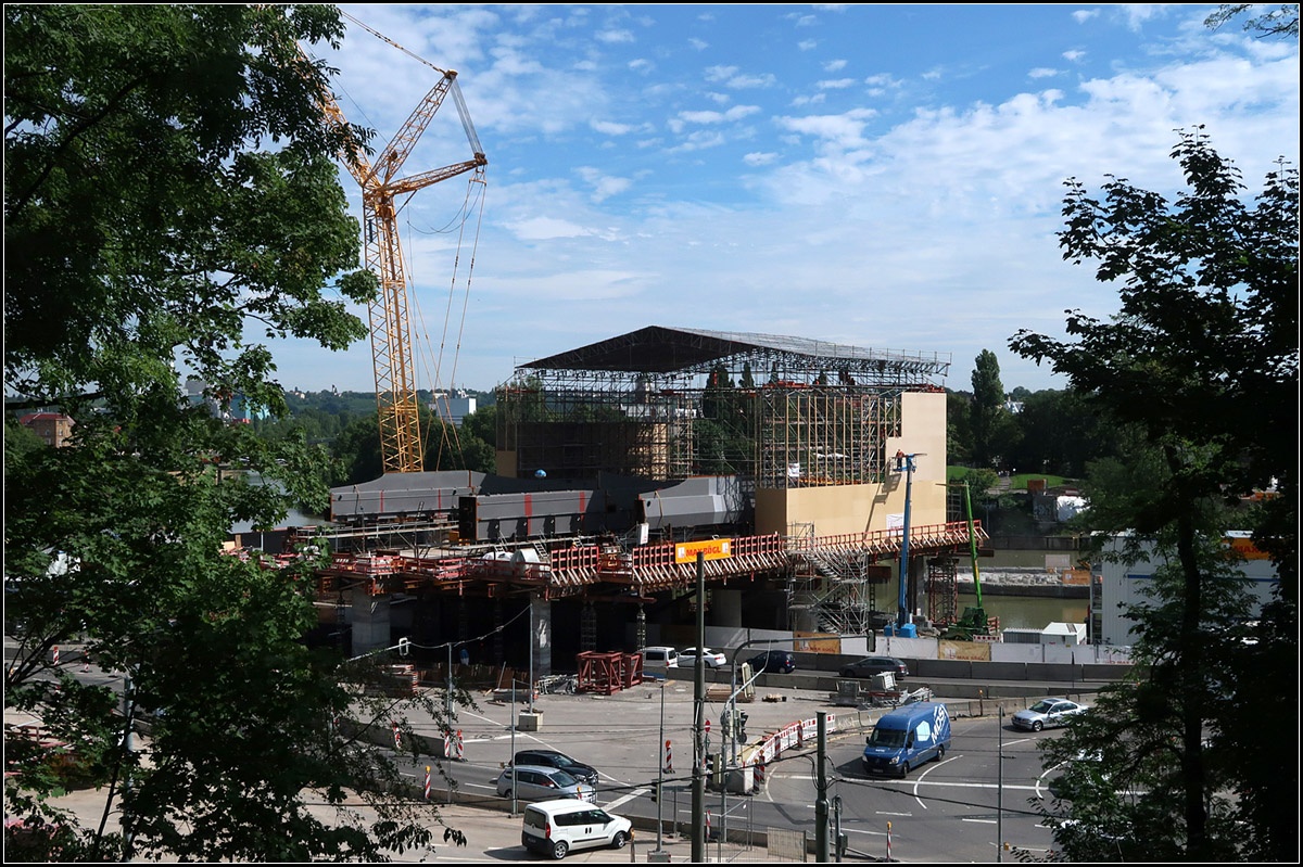 . Einhausung einer Brückenbaustelle -

Baustelle der neuen Bahnbrücke über den Neckar in Stuttgart-Bad Cannstatt mit der Arbeitshalle. Die Brücke entsteht im Taktschiebeverfahren. Der erste Taktschub erfolgte am 14. August. 

18.07.2017 (M)