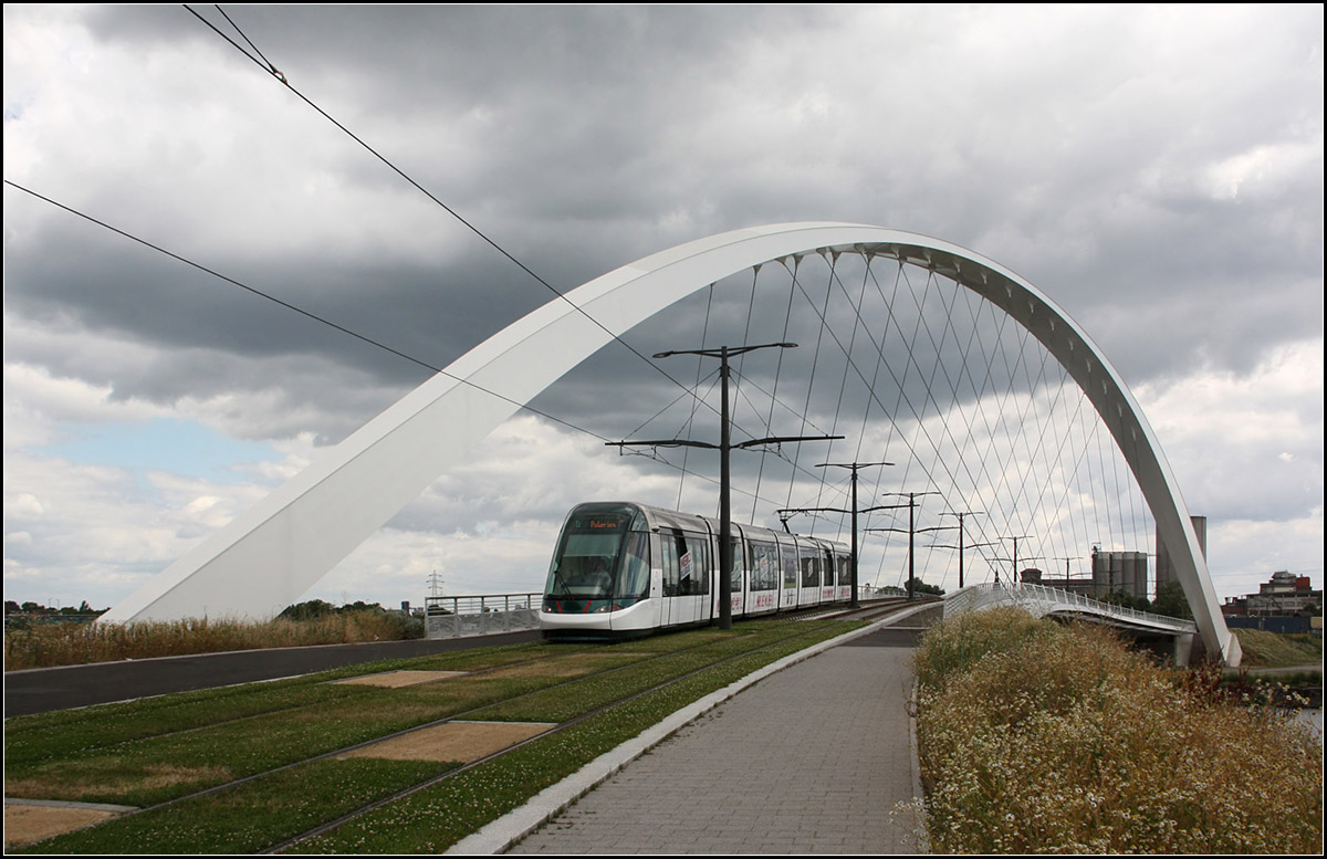 . Eleganter Stahlbogen -

Trambrücke über den Bassin Vauban im Osten von Straßburg. Die Tramlinie D durchfährt hier ein städtebauliches Entwicklungsgebiet. Der Bogen steht senkrecht zum Wasserlauf, während die eigentlich Brücke schräg darüber hinwegführt, der Bogen wird dadurch diagonal unterfahren.

25.06.2017 (M)