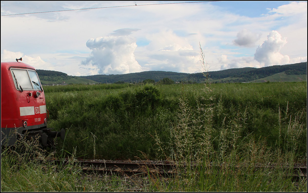 . Es brodelt in der Atmosphäre -

Die Wolke links hat irgendwie etwas unheimliches, während eine Lok der Baureihe 111 ihren Dosto-Zug Richtung Schwäbisch Gmünd und Aalen schiebt.

04.05.2016 (M(

