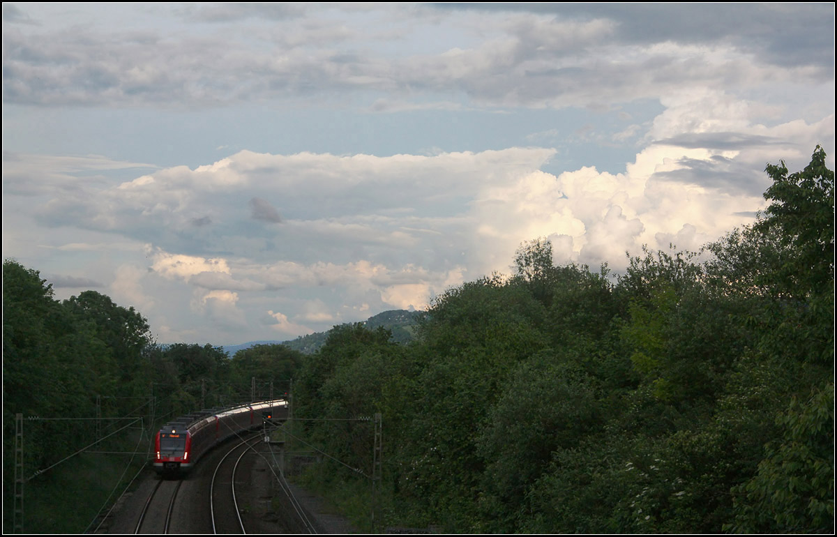 . Es brodelt in der Atmosphäre -

Ein S-Bahnzug der Baureihe 430 auf der S2 im Remstal in Fahrtrichtung Stuttgart erreicht gleich Rommelshausen.

Leicht überarbeite Version, mit Behebung der Bearbeitungsmängel. Der untere Bereich wurde etwas stärker aufgehellt, als bei der ersten Version.

04.05.2016 (M) 