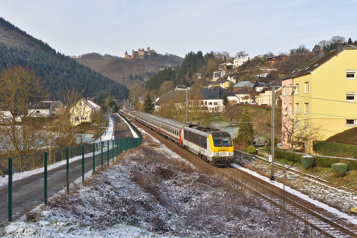 . Es muss nicht Hochkant sein in Michelau - Die Burg Bourscheid rckt zwar etwas in den Hintergrund, dafr ergibt das leicht gezuckerte Sauertal in Michelau aber eine tolle Kulisse fr den IC 110 Liers - Luxembourg, welcher kurz davor ist im Bahnhof von Michelau anzuhalten. 18.01.2016 (Jeanny)