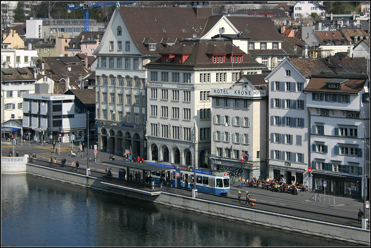 . Etwas über die Limmat auskragend - 

...die Haltestelle Rudolf Brun-Brücke, hier mit einer Tram 2000. 

09.03.2008 (M)