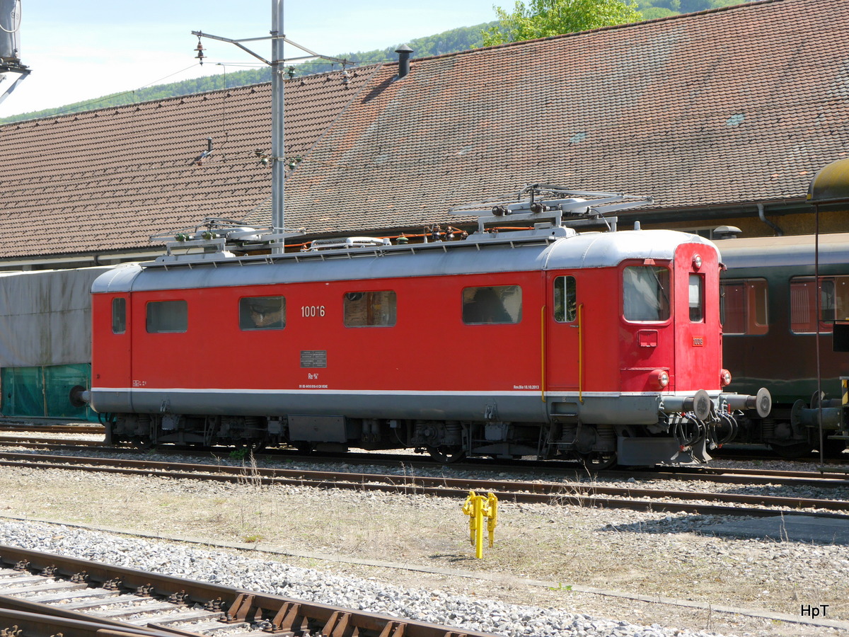  Ex SBB Re 4/4 10016 abgestellt im Bahnhofsareal in Balsthal am 28.04.2018