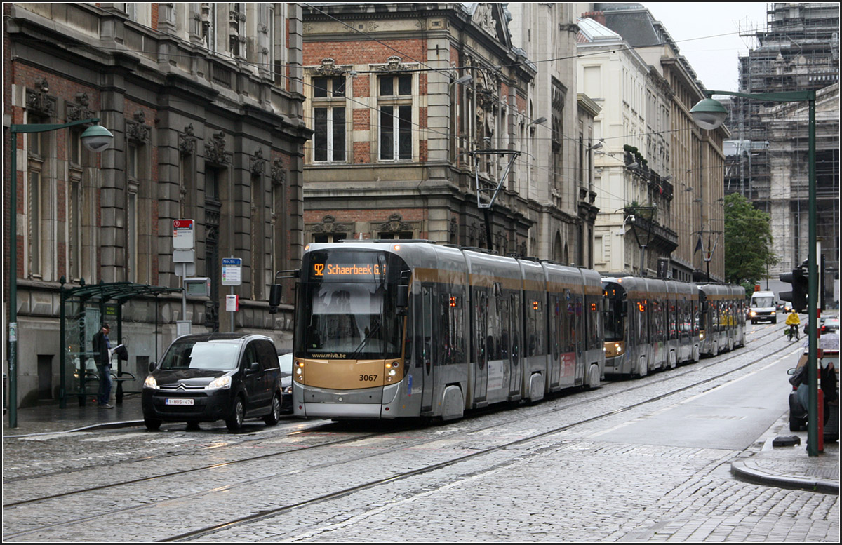 . Farblich passend -

Die Farbgebung der Cityrunner-Trams passt gut zu den Farben des Stadtbildes. Vielleicht hatte die vordere Straßenbahn einen defekt und es kam zum Stau der drei Bahnen in Brüssler Rue de la Régence.

22.06.2015 (M)

