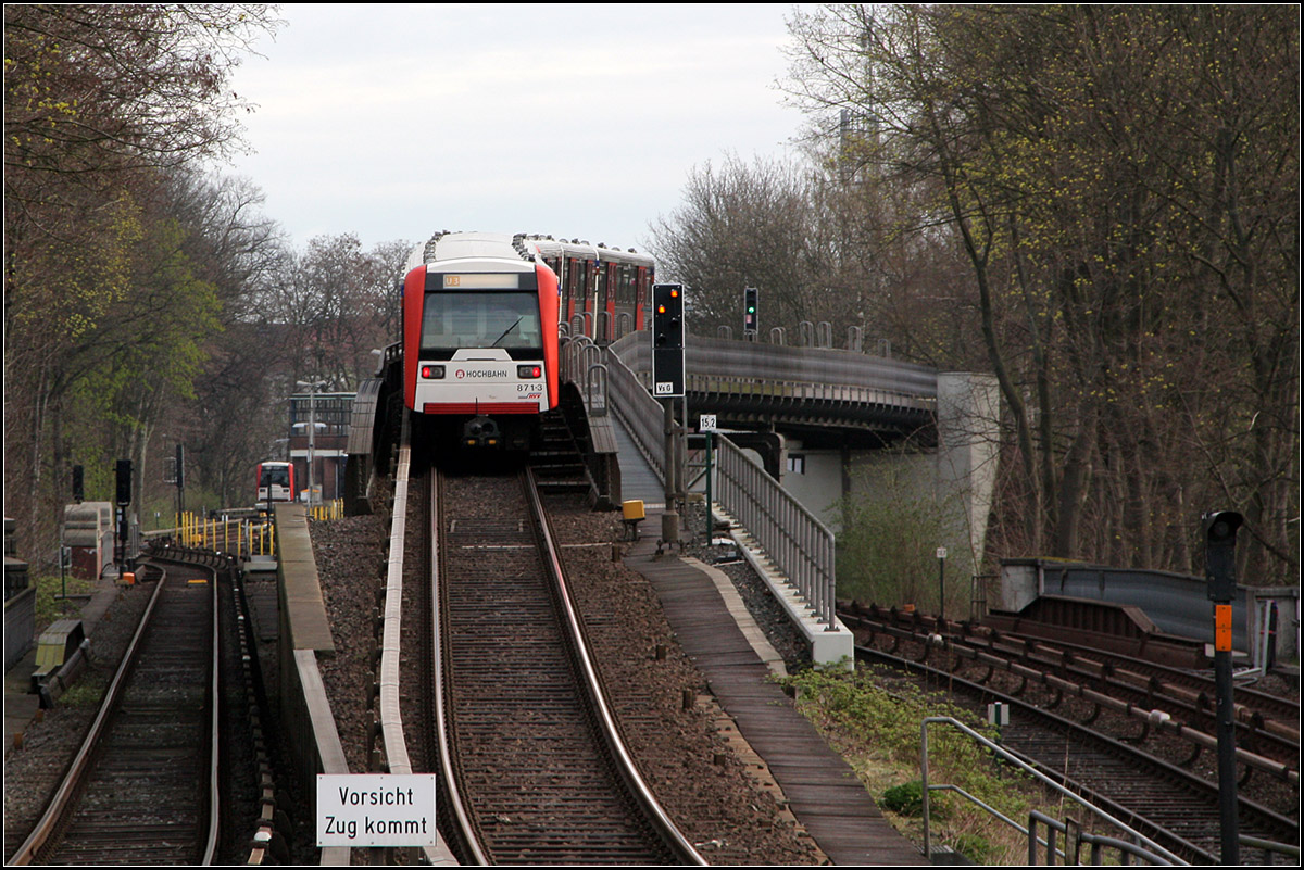 . Fast geschafft -

Ein Zug der Hamburger U-Bahnlinie U3 wird gleich auf einer Brücke die Gleise der Linie U1 überqueren. 

11.04.2012 (M)

