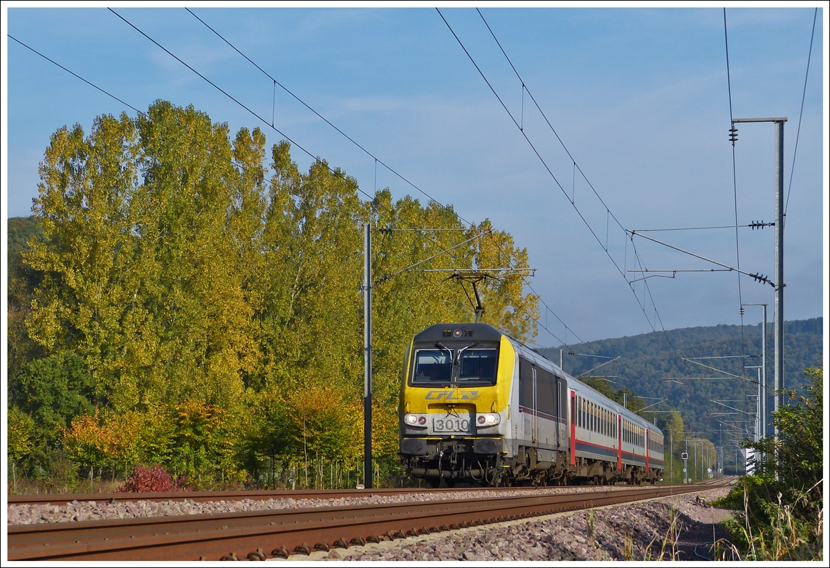 . Froschperspektive - Das schwenkbare Display meiner Kamera ermglichte mir am 19.10.2013 das Geschehen an der Bahnstrecke in Erpeldange/Ettelbrck an einem ehemaligen Bahnbergang hinter dem nun dort angebrachten Gelnder zu beobachten.

 Die nicht ganz saubere 3010 zog den IR 113 Liers - Luxembourg durch das beschauliche Sauertal, kurz bevor sie den Bahnhof von Ettelbrck erreichte. (Jeanny)
