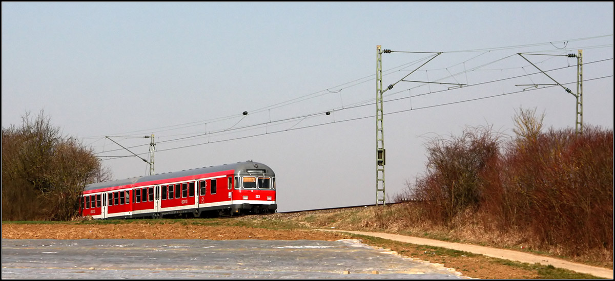 . Für die Freunde des Karlsruher Steuerwagens -

Bei abgeblendeter Sonne ist der Regionalexpress Stuttgart - Aalen auf der Remsbahn bei Weinstadt-Endersbach unterwegs.

20.03.2016 (M)