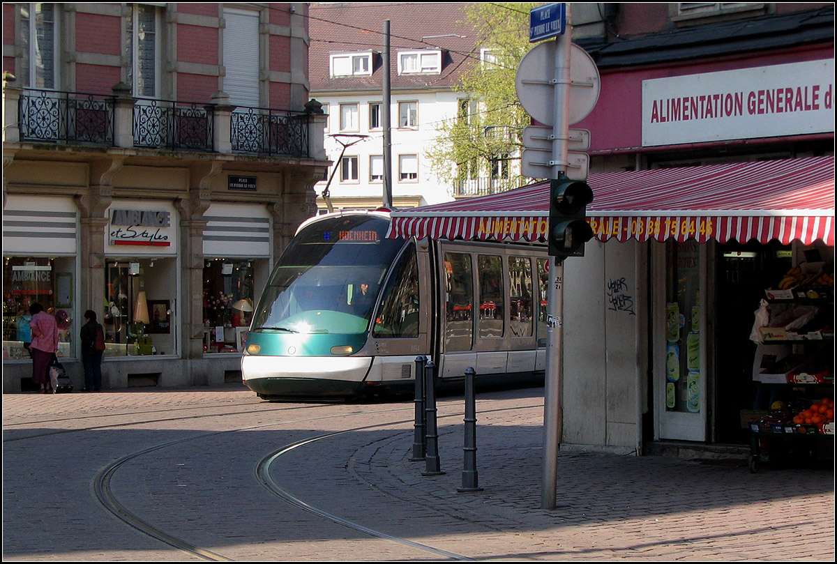 . Gewunden durch die Altstadt -

Eine Straßenbahn der Linie B schlängelt sich durch die enge Straßburger Altstadt. Hier kurz vor der Haltestelle Alt Winmärik. Man achte auf den Pantografen! 

21.4.2006 (J)