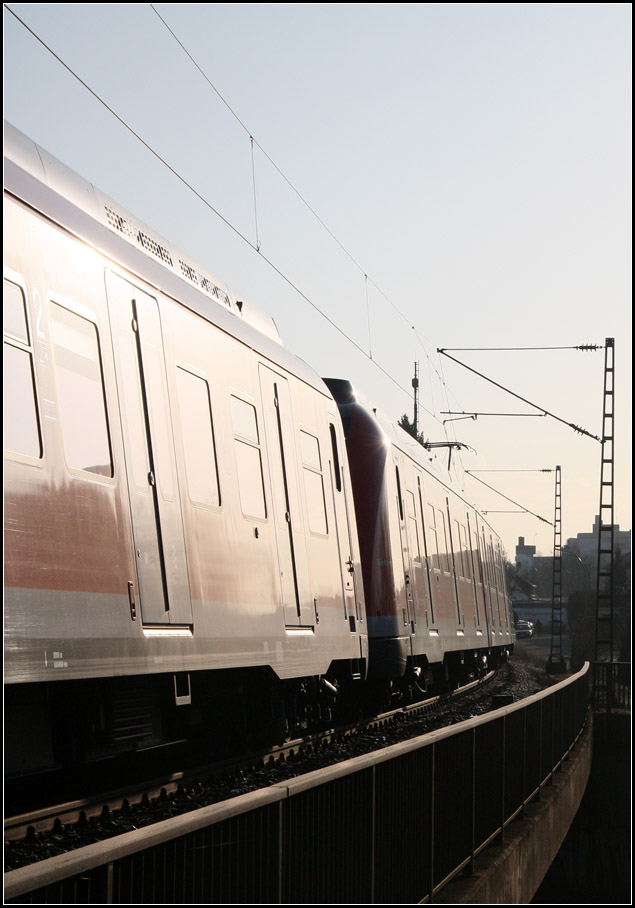 . Glattflächig -

Ein S-Bahnzug im Streiflicht kurz vor der Station Stetten-Beinstein, die eigentlich Endersbach-West heißen müsste.

12.03.2015 (Matthias)