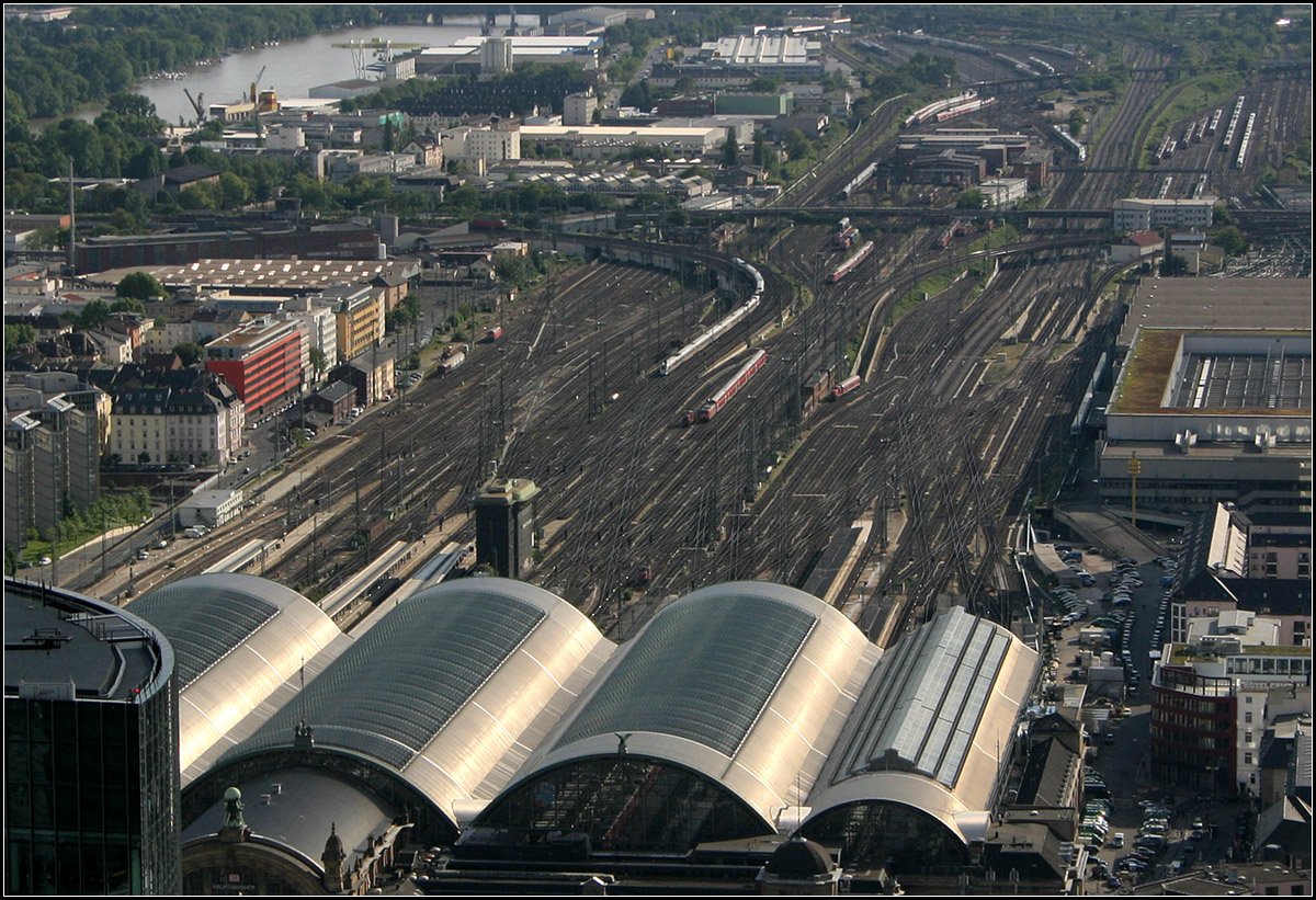 . Gleise über Gleise -

Vorfeld des Hauptbahnhofes Frankfurt/Main, gesehen vom Main-Tower aus. 

01.06.2006 (M)