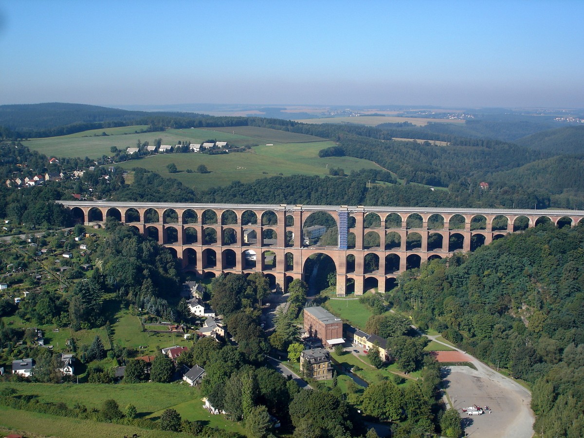  Gltzschtalbrcke, Blick vom Fesselballon auf die grte Ziegelsteinbrcke der Welt, gehrt zur wichtigsten Eisenbahnverbindung zwischen Bayern und Sachsen, Sept.2005