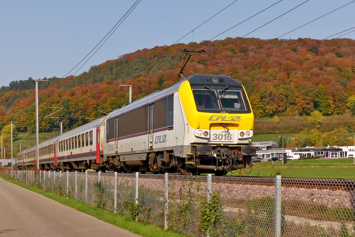 . Goldener Oktober - Der leicht versptete IC 112 Liers - Luxembourg, gezogen von CFL 3016, eilte am 16.10.2017 dem Endbahnhof Luxembourg entgegen vorbei am herbstlich gefrbten Wald zwischen Mersch und Lintgen. (Jeanny)