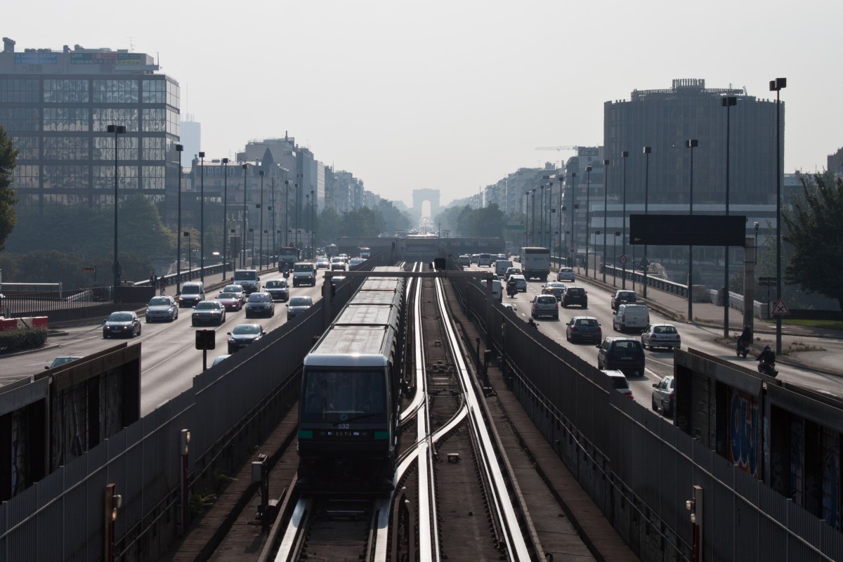 - Graue Stadt -
Vielspurig zieht der dichte Stadtverkehr ber den Pont de Seine bei Neuilly-sur-Seine.
Die Mtrolinie 1 wurde im Jahr 1992 ber die Seine in die immer weiter aufstrebende Hochhausstadt La Dfense verlngert, seit Ende 2012 gleiten die Zge gar fhrerlos ber diesen kurzen offenen Abschnitt zwischen den Haltestellen Esplanade de la Dfense und Pont de Neuilly. 
In der Verlngerung der Brcke ist durch den Dunst der Arc de Triomphe am Ende der berhmnten Pariser Einkaufsmeile Champs-Elises zu sehen. 
28. August 2013
