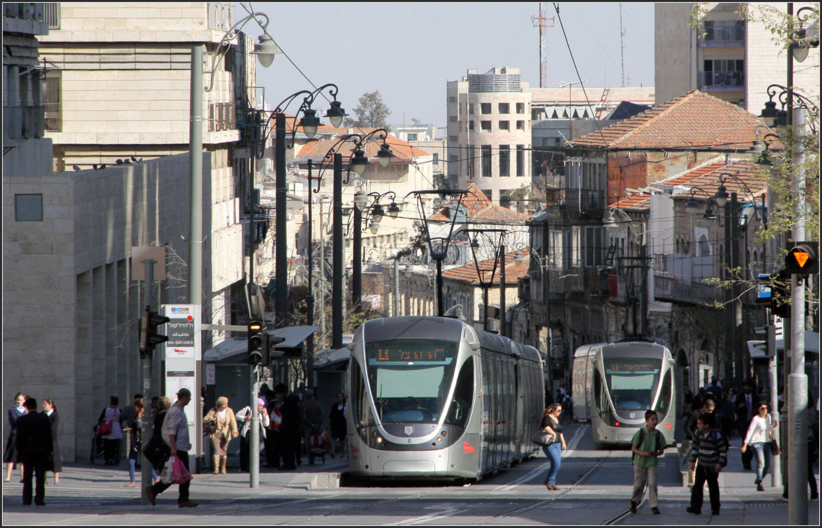 . Haltestelle 'Ha-Davidka' -

Die Westjerusalemer Jaffa Road und zwei Citadis-Straßenbahnzüge.

26.03.2014 (M)