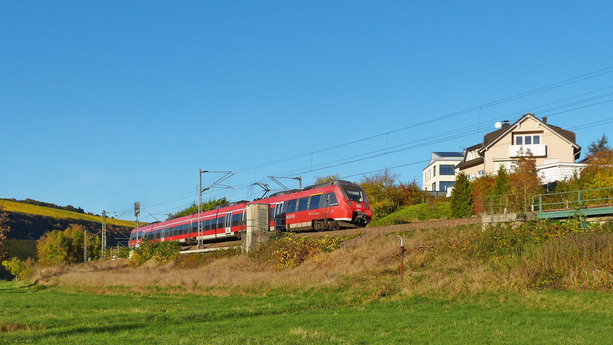 . Herbst an der Obermoselstrecke -  In Wehr (Mosel) konnte am 31.10.2016 der vierteilige Hamster „Neef“ bildlich festgehalten werden. Der Zug fuhr auf der Obermoselsstrecke die Relation Trier Hbf - Perl. (Hans) 