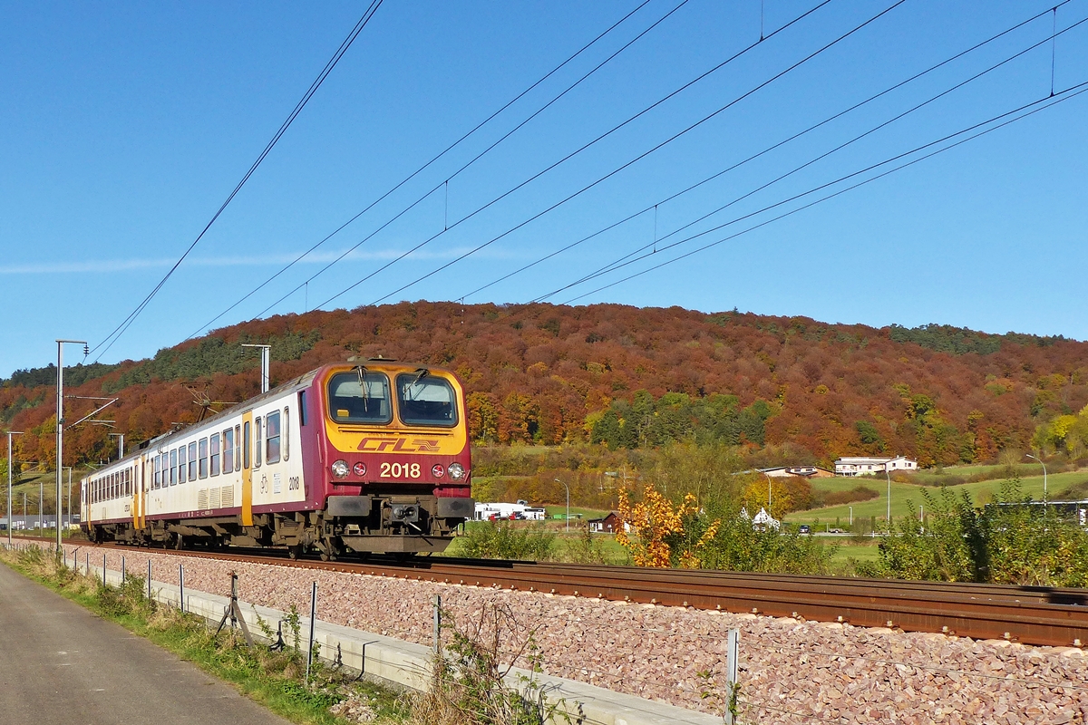 . Herbstliche Farben - Wunderbar passt das Design des Z 2018 in die herbstliche Landschaft zwischen Lintgen und Mersch. Der Triebzug war am 30.10.2016 als RB 3639 Diekirch - Luxembourg in Rollingen/Mersch unterwegs. (Jeanny)