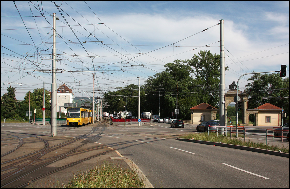 . Heute Gleiskreuzung, früher Dreieck -

Am Löwentor (rechts erkennbar) im Stuttgarter Norden kreuzen sich heute die Linien U13 (im Bild) und U12. Früher war nur auf der rechten Seite die Strecke aus der Nordbahnhofstraße an die Strecke in der Pragstraße angeschlossen, siehe Bild von Kurt aus dem Jahr 1979:

http://www.bahnbilder.de/bild/deutschland~strassenbahn~stuttgart-keine-stadtbahn/682299/stuttgart-ssb-sl-13-gt4-410.html

Aufwändige Oberleitungsanlagen überdecken die Kreuzung mit drei Verbindungskurven, einer davon nur in Meterspur. 

27.07.2016 (M)