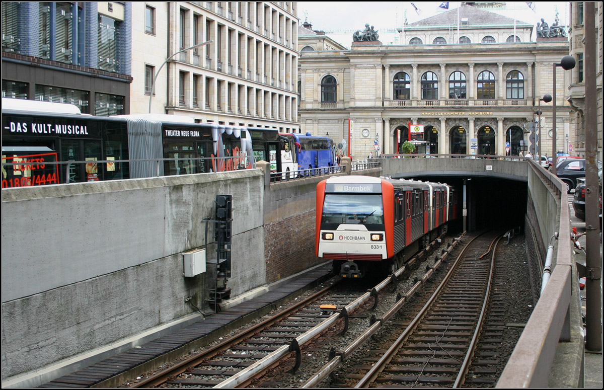 . Heute nicht mehr möglich -

Die Tunnelrampe der U3 zwischen den Stationen Rödingsmarkt und Rathaus wurde inzwischen durch die Hamburg School of Business Administration überbaut. Diese Ansicht mit der Hamburger Börse im Hintergrund ist also nicht mehr möglich.

11.08.2015 (M)