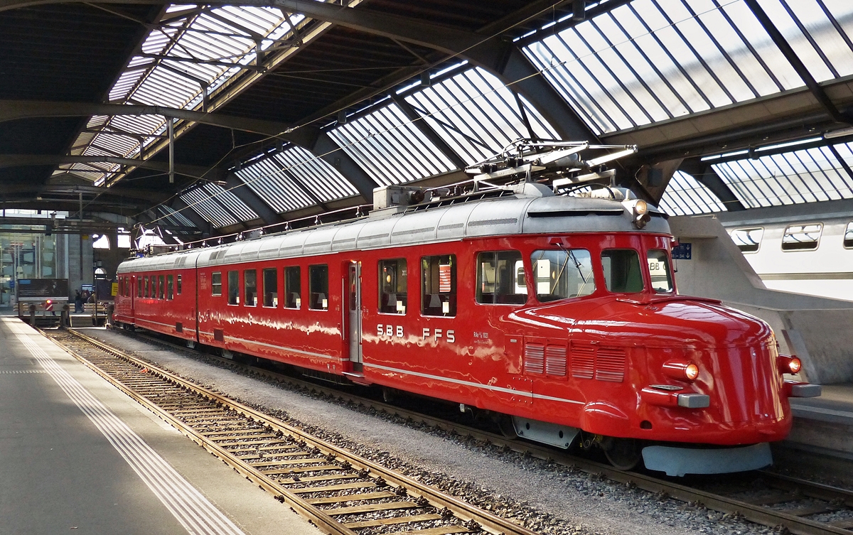 . Highlight im HB Zrich - Am 06.06.2015 stand der RAe 4/8 1021  roter Pfeil Churchill  am Bahnsteig im Zrcher Hauptbahnhof bereit zu einer  Kulturreise . (Hans)
