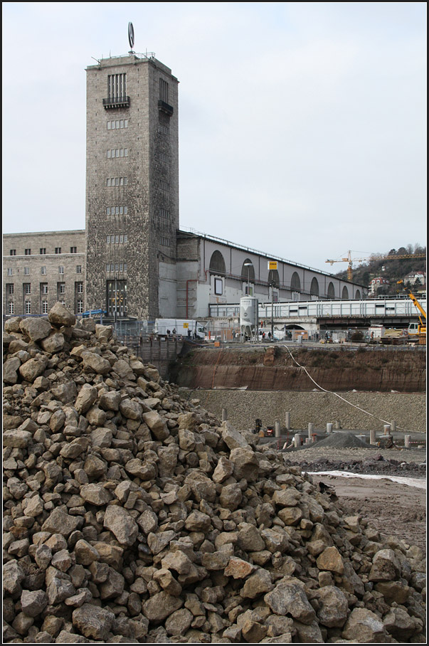 . Hoffentlich verwandelt sich der Turm nicht in einen Steinhaufen -

Ich weiß nicht ob inzwischen sicher geklärt ist, ob der Stuttgarter Bahnhofsturm auf Holz- oder auf Stahlpfählen steht. Bei Holzpfählen könnte es passieren, dass diese durch die Bauarbeiten und eindringende Feuchtigkeit morsch werden und der Turm in seiner Standfestigkeit gefährdet wäre.

06.01.2016 (M)