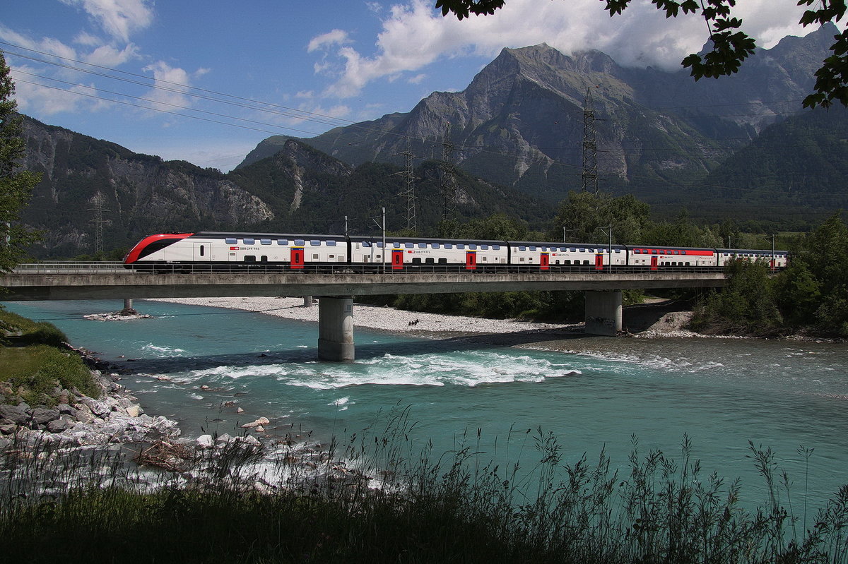  IC RABe 502 nach Zürich über St.Gallen am 31.05.20 auf der Rheinbrücke bei Bad Ragaz.