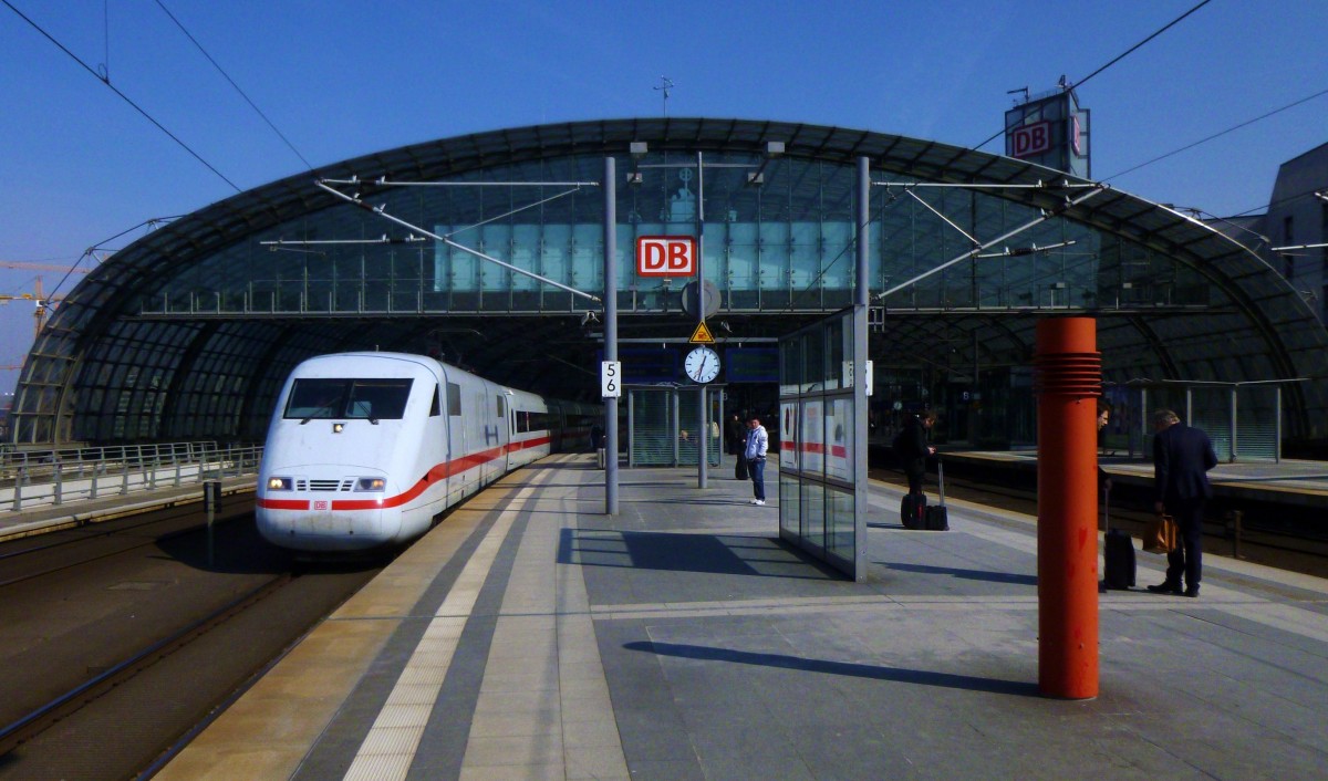 ICE 401 571 verläßt den Berliner Hauptbahnhof. Aufgenommen am 20.03.2015.