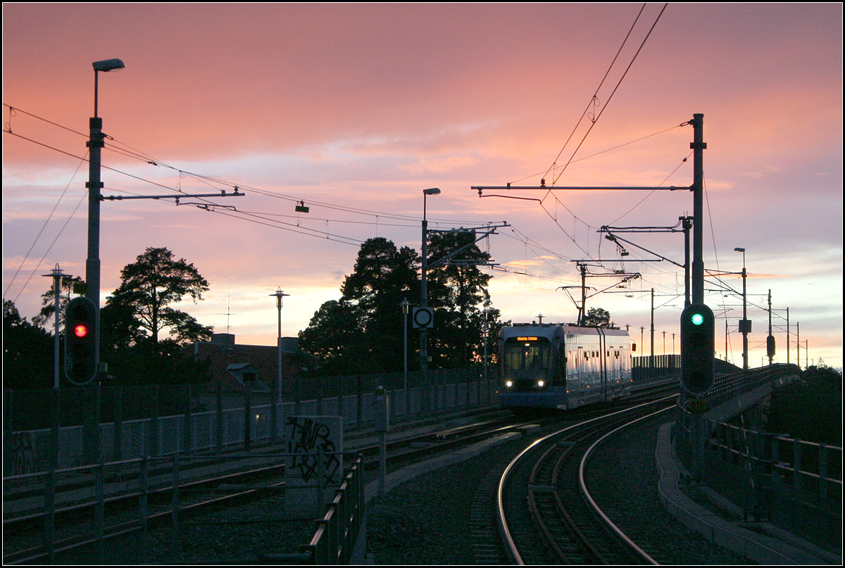 . Im Abendlicht -

Tvärbanan, Station  Stora Essingen . Ein Stadtbahnzug kommt über die Alviksbron und wird gleich in die Haltestelle  Stora Essingen  einfahren. Die Haltestelle mit Mittelbahnsteig befindet sich aufgeständert in Hanglage. 

Stockholm, 27.08.2007 (M)
