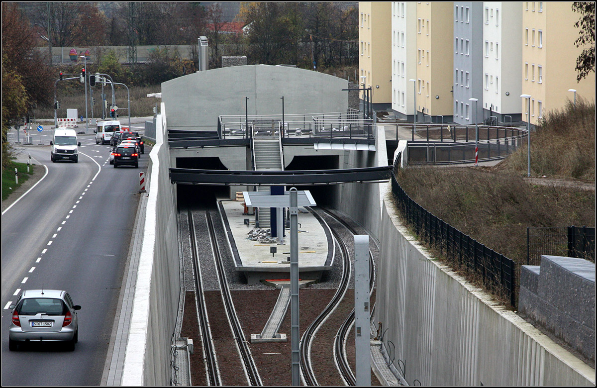 . Im Ausbau -

Ab Herbst 2017 soll die U12 hier fahren. Die im Trog liegende Haltestelle Bottroper Straße befindet sich im Ausbau. Sie erschließt hier ein Wohngebiet mit mehreren mittleren und größeren Wohnblocks. Anschließend führt die Strecke im Tunnel weiter hinunter ins Neckartal.

22.11.2016 (M)