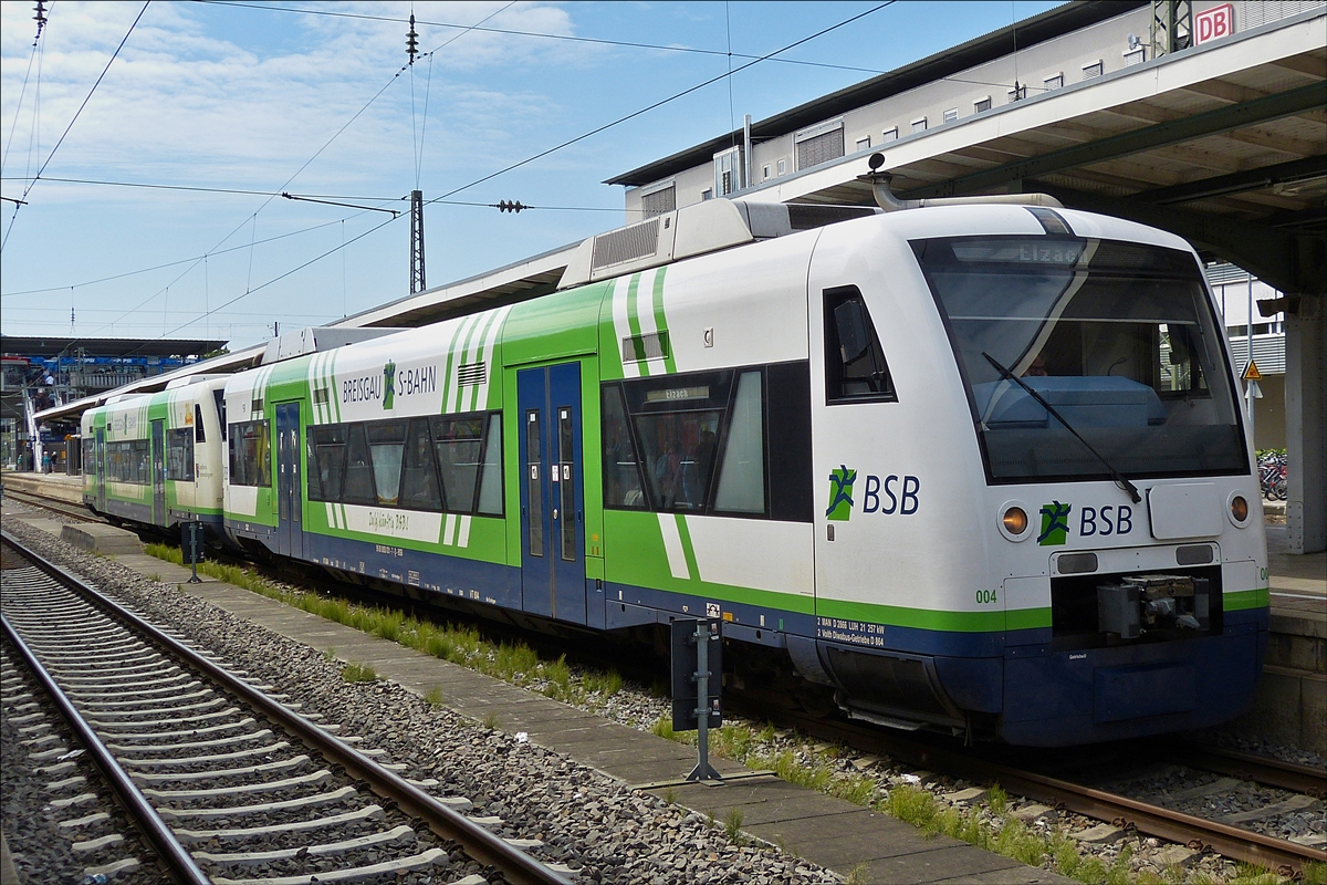 . Im Bahnhof Freiburg wartet ein Triebzugdoppel der Breisgauer S-Bahn (BR 650) auf das Abfahrt Signal um die Strecke in Richtung Elzach zu bedienen.  04.09.2017 (Hans)