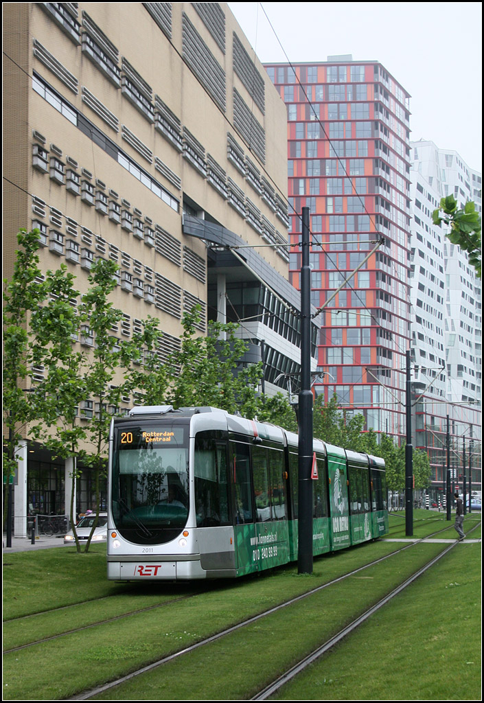 . Im modernen Rotterdam -

Citadis-Tram auf Rasenbahnkörper auf dem Kruisplein nahe dem Bahnhof Rotterdam Centraal.

21.06.2016 (M)