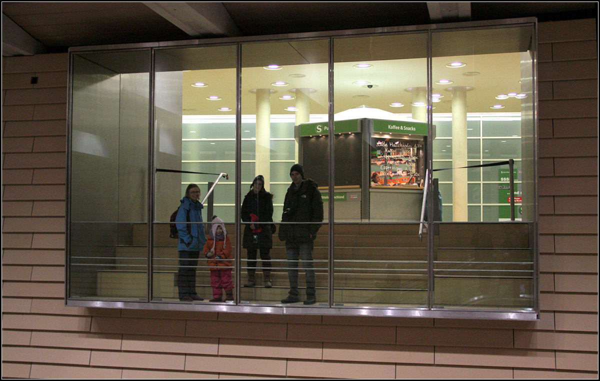 . Im Schaukasten -

bzw. auf dem Balkon über der Bahnsteig der neuen Leipziger S-Bahnstation  Markt .

01.02.2014 (M)