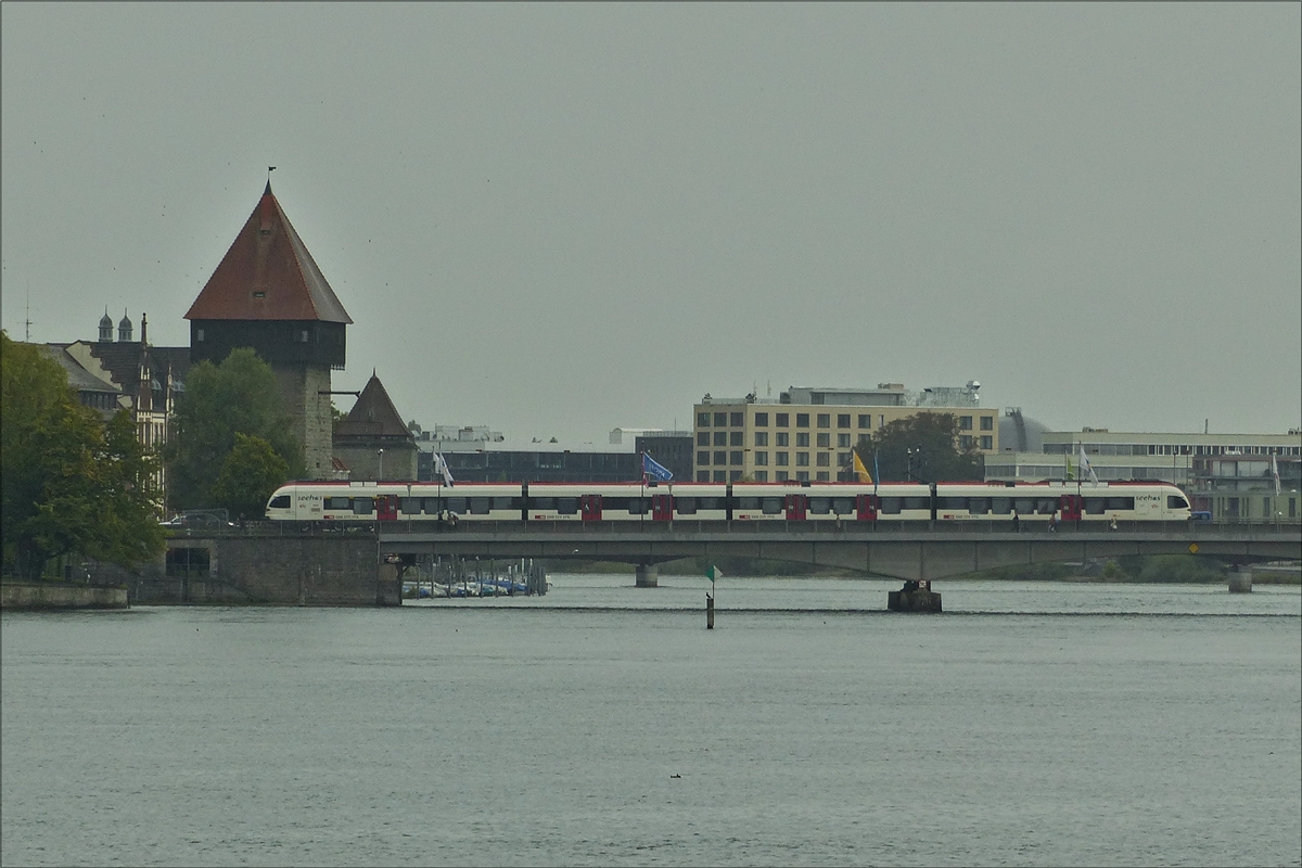 . Im strmenden Regen berquert ein Seehas die Rheinbrcke in Konstanz am 09.09.2017. (Jeanny) 