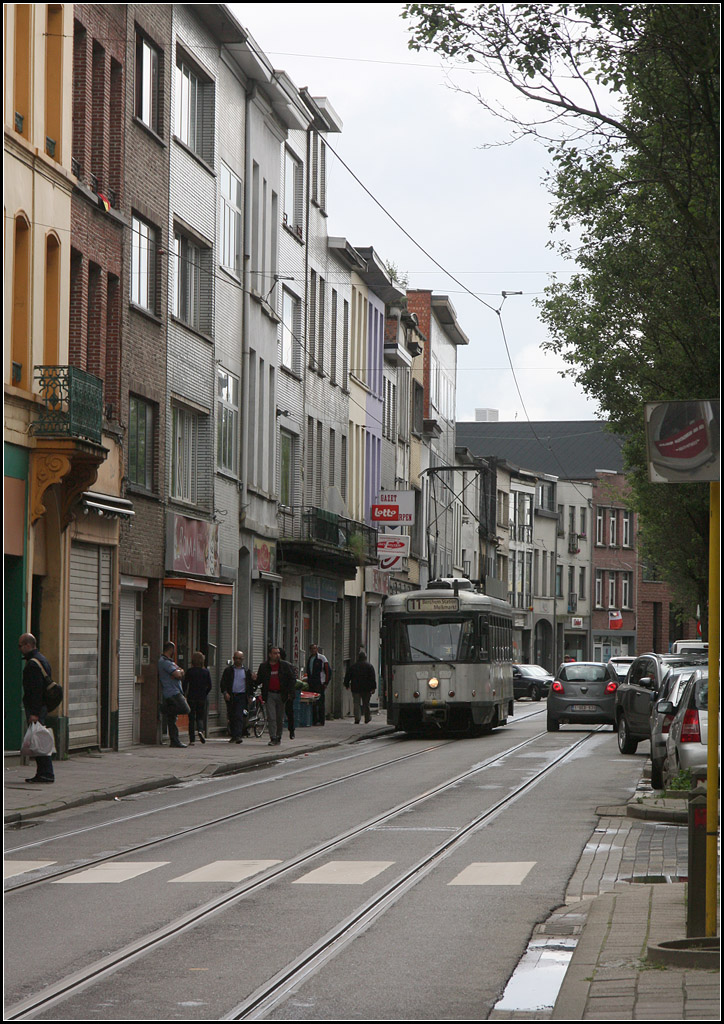 . Im urbanen Umfeld -

Die Straßenbahnlinie 11 in der Provinciestraat in Antwerpen. Diese Linie ist eine reine Oberflächenlinie und fährt überwiegend durch recht enge Straßen von Berchem zum Melkmarkt in der Altstadt. Ich habe nur einzeln fahrende PCC-Triebwagen auf ihr beobachtet.

18.06.2016 (M)