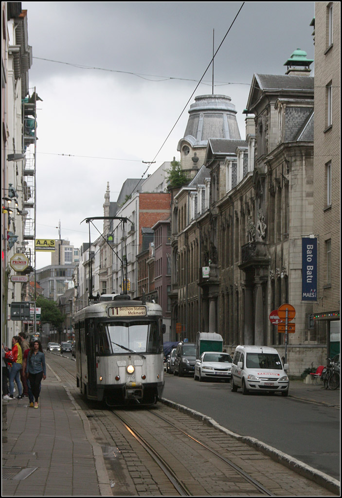 . In der Altstadt -

Ein PCC-Einzeltriebwagen auf der Linie 11 befährt die langgezogene Schleifenstrecke zum Melkmarkt durch die Antwerpener Altstadt. Diese wird im Uhrzeigersinn befahren. Hier der südliche nach Westen führende Abschnitt in der Lange Nieuwstraat.

18.09.2016 (M)