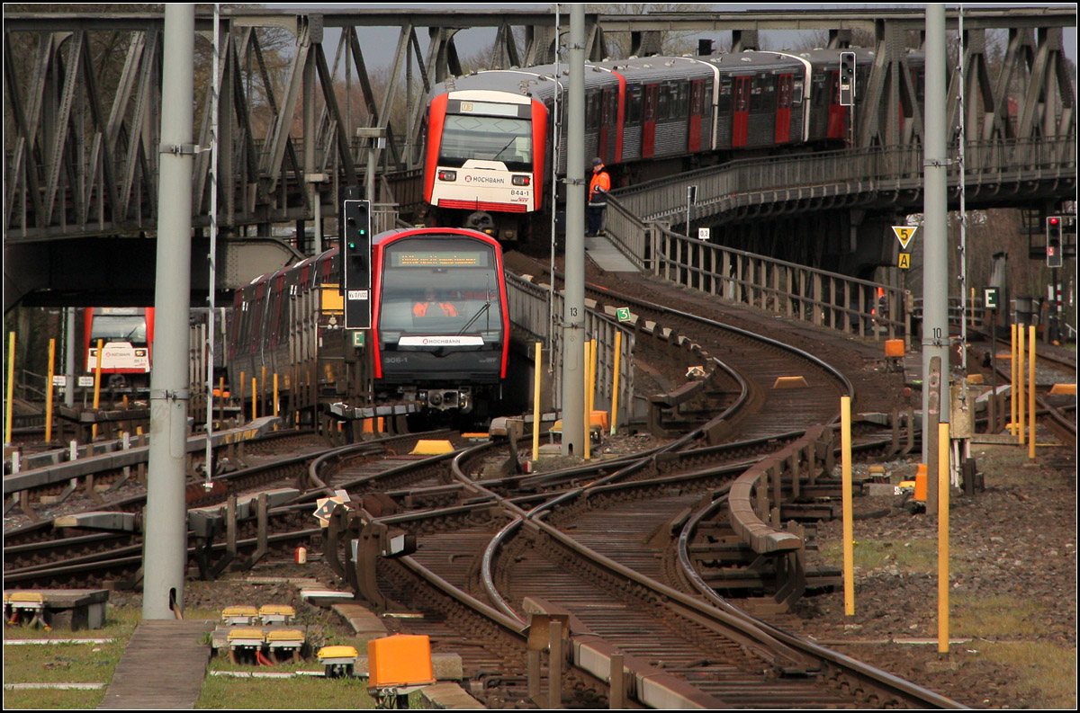 . In Barmbek -

U-Bahnen am Verzweigungsbauwerk in Hamburg-Barmbek.

11.04.2012 (M)