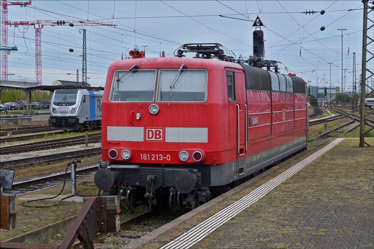 . In Basel Badischer Bahnhof habe ich am 04.09.2017 eine alte Bekannte wiedergesehen, die 181 213-0 (SAAR). Diese war vor einigen Jahren regelmssig mit dem IC Norddeich Luxemburg auf der Strecke Koblenz – Luxemburg im Einsatz. (Hans)