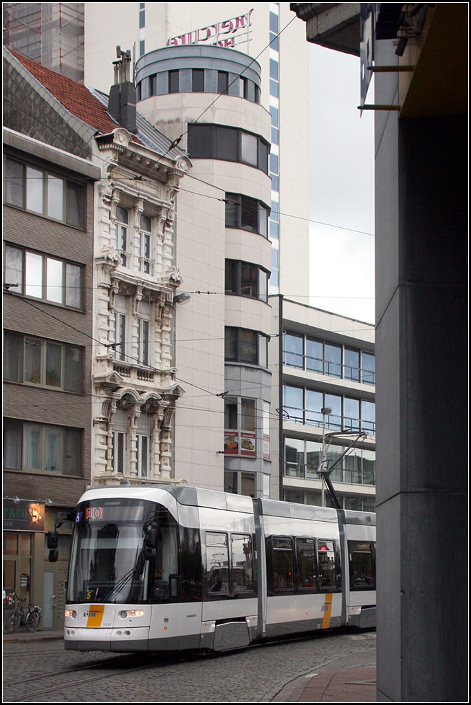 . In der langgezogenen Innenstadtschleife -

Eine Albatros-Tram am Beginn der langgezogenen Innenstadt-Schleifenstrecke in der Antwerpener Innenstadt die im Uhrzeigersinn befahren wird. Die Bahn hat also kurz vorher die Gegenrichtung gekreuzt. Diese Gleis ist links erkennbar. Die einzelnen Gleise laufen ab hier in parallel verlaufenden Straßen.

18.06.2016 (M)