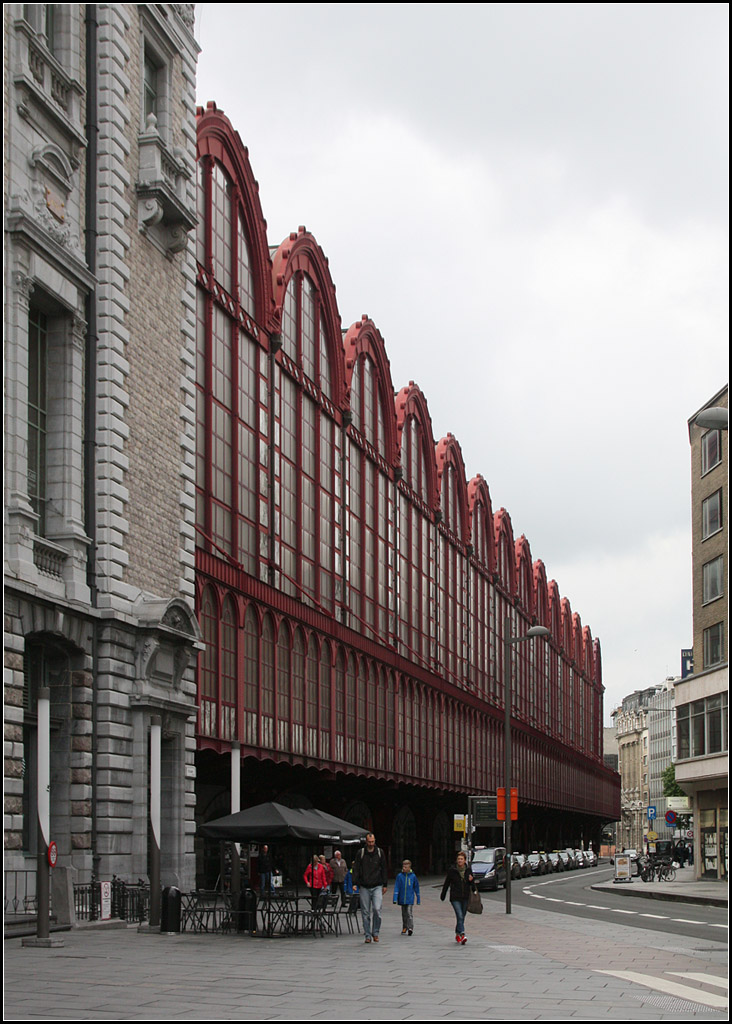 . In Rot -

... die Stahlkonstruktion der Bahnsteighalle von Antwerpen Centraal.

19.06.2016 (M)