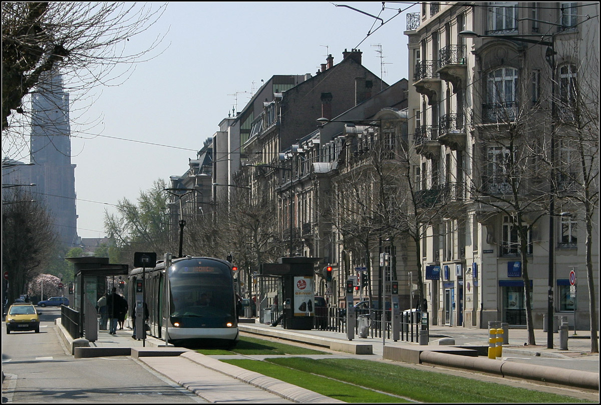 . In Sichtweite des Münsters -

Die Haltestelle Parc du Contades in der Avenue de la Paix, Straßburg, Linie B. 

21.04.2006 (M)