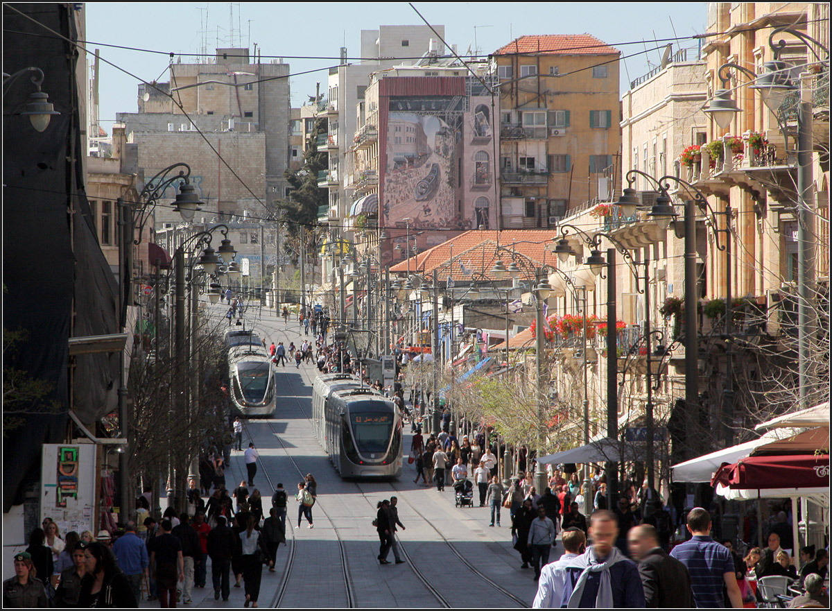 . Jaffa Road - 

Blick in die Jaffa Road mit drei Straßenbahnen.

Jerusalem, 26.03.2014 (M)