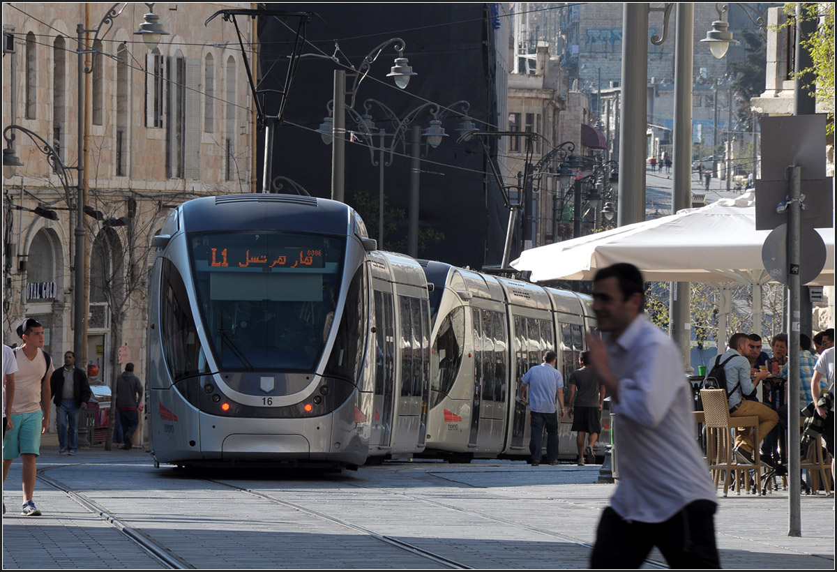 . Jaffa Road -

Straßenbahn in der belebten Fußgängerzone Jaffa Road in Jerusalem.

26.03.2014 (J)