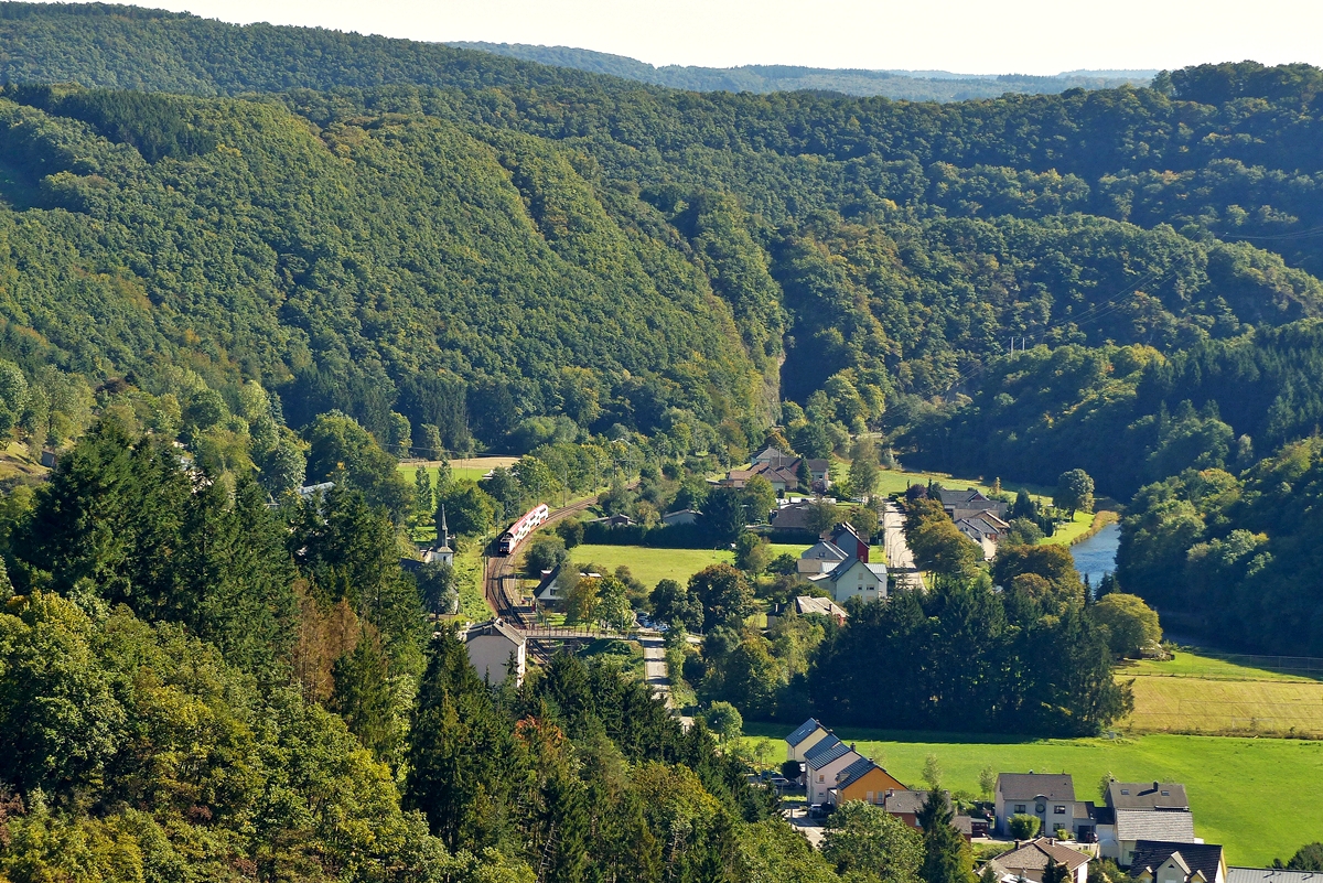 . Kleiner Zug in grandioser Landschaft - Etwas unterhalb der Burg Bourscheid hat man eine tolle Aussicht auf das Tal der Sauer bei Michelau und wenn man Glck hat erwischt man auch noch einen Zug auf der Nordstrecke. Die 4002 zieht den leicht verspteten RE 3712 Luxembourg - Troisvierges am 28.09.2015 in Richtung Haltestelle Michelau. (Jeanny)