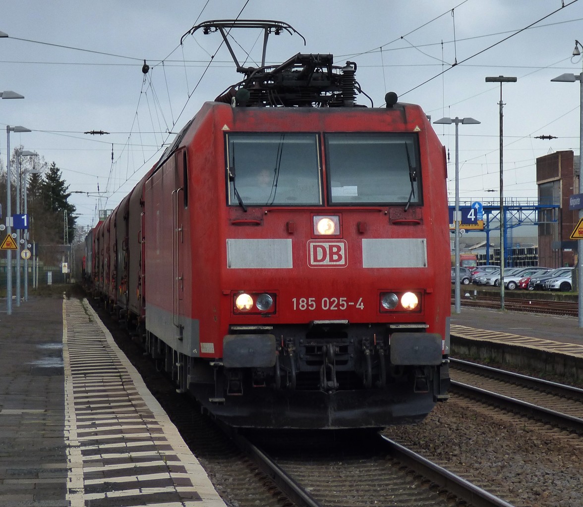 # Königswinter 6
185 025-4 bei der Durchfahrt des Königswinter Bahnhof ( Bild entstand vom Bahnsteig ).

Königswinter
04.04.2015