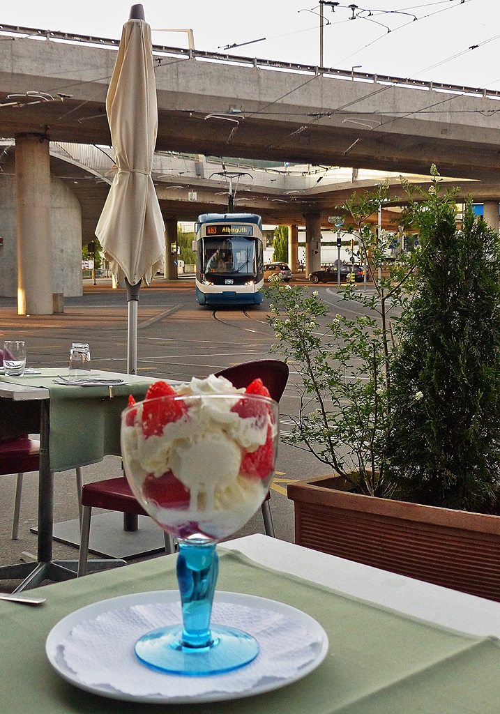. Kstliches Zrich - Am Escher Wyss Platz in Zrich wurde am Abend des 05.06.2015 die ideale Terrasse fr Bahnfotografen gefunden : Schlemmen, whrend die Straenbahnen vorbei fahren. (Jeanny)