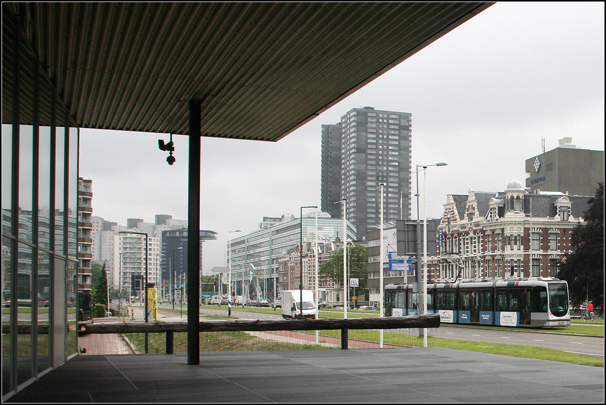 . Kunsthal und Straßenbahn -

Direkt an der Rotterdamer Kunsthal (Gebäude im Vordergrund links) fährt die Straßenbahn auf der Westzeedijk vorbei. Zur nächsten Haltestelle sind es von dort aus nur wenige Meter zu laufen.

Ein etwas ungewöhnliches Straßenbahnbild.

21.06.2017 (M)