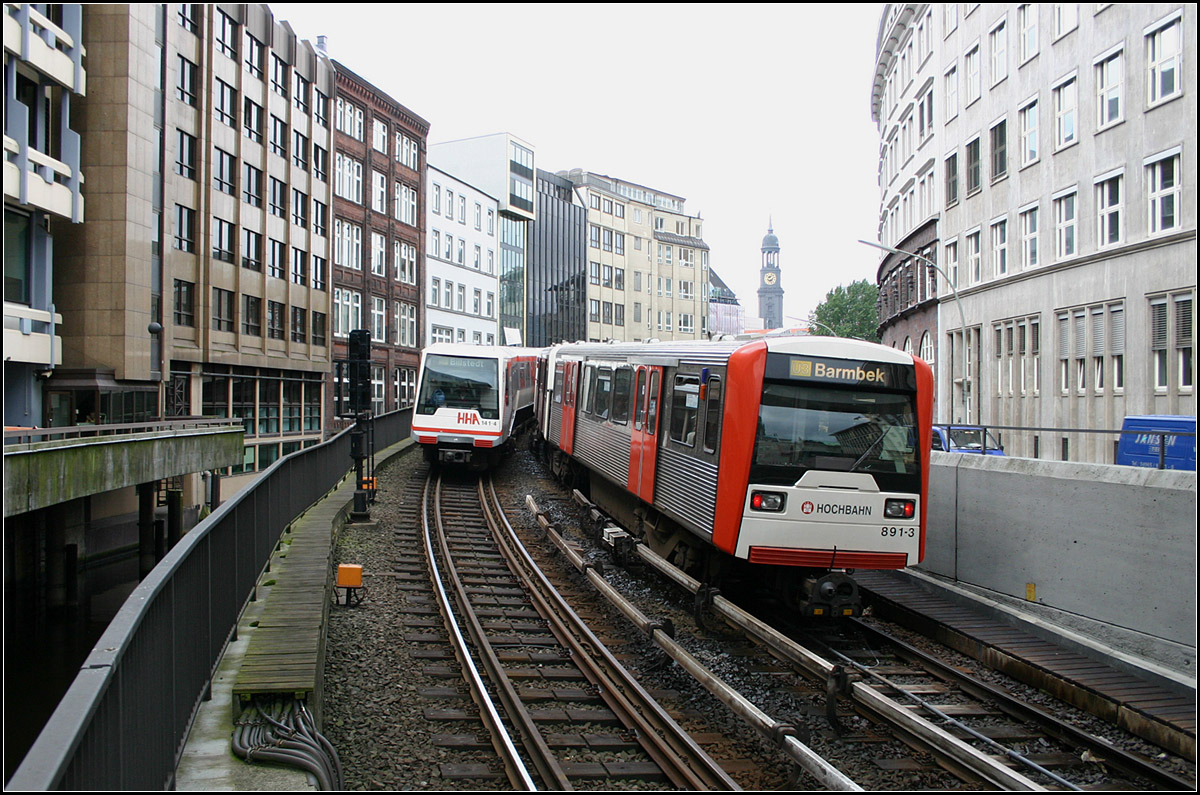 . Kurvenreiche Rampe -

Die Hamburger U-Bahnlinie U3 verlässt nach der Station Rathaus den Tunnel und steigt auf einer kurvenreichen Rampenstrecke hinauf zur Hochbahnstation Rödingsmarkt. Dieser Fotostandpunkt ist inzwischen durch eine Schule überbaut.

11.08.2005 (M)