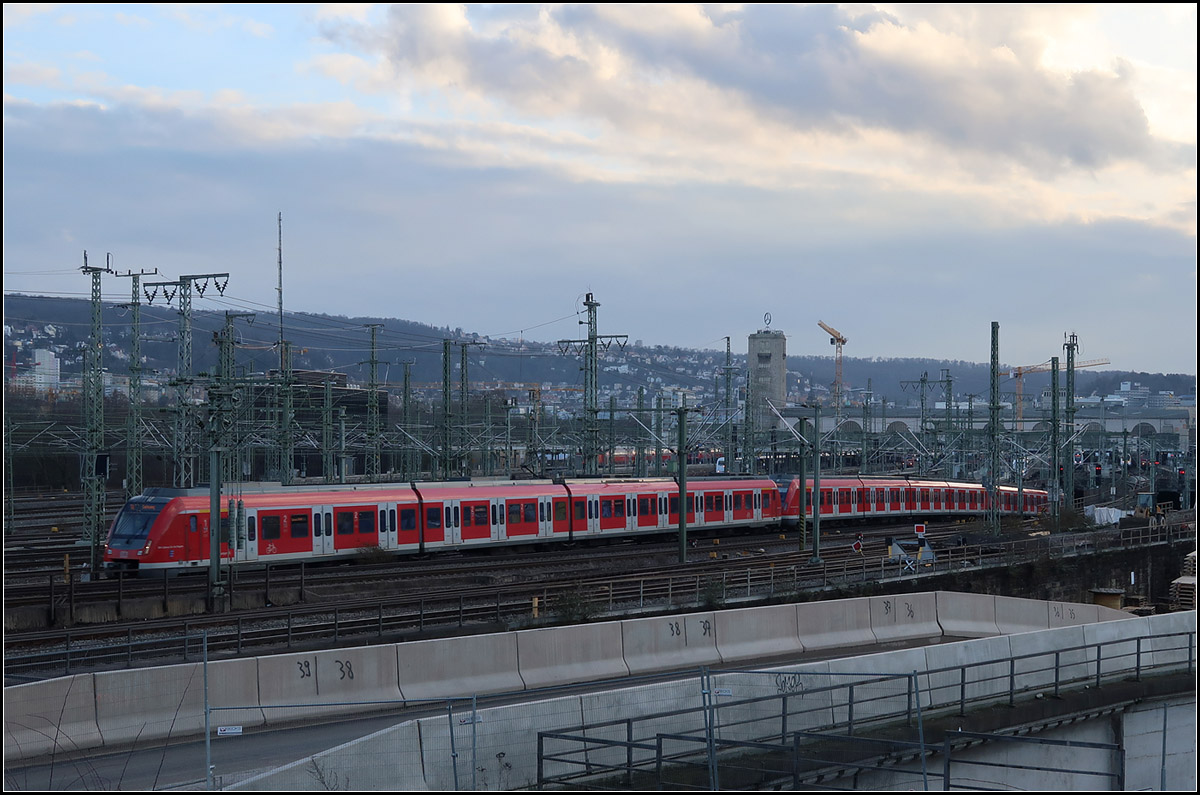 . Lange Türreihung -

Ein Langzug auf der S3, gebildet aus drei Triebzügen der Baureihe 430, verlässt den Stammstreckentunnel im Vorfeld des Hauptbahnhofes von Stuttgart. Ein solcher Zug hat zweimal 36 Fahrgasttüren-Öffnungen.

16.02.2018 (M)