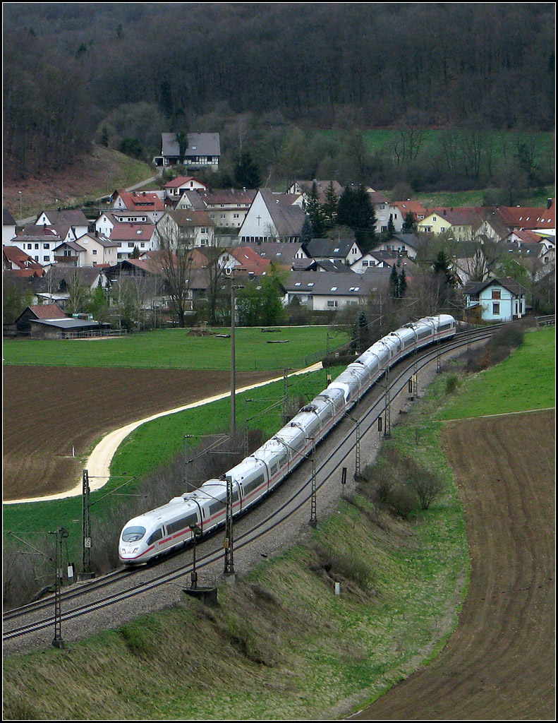 . Langer Zug -

Auf Wunsch von HP Reschinger nun auch eine farbige Version der Aufnahme. ICE 3 im Lonetal bei Urspring. 

19.04.2008 (J)