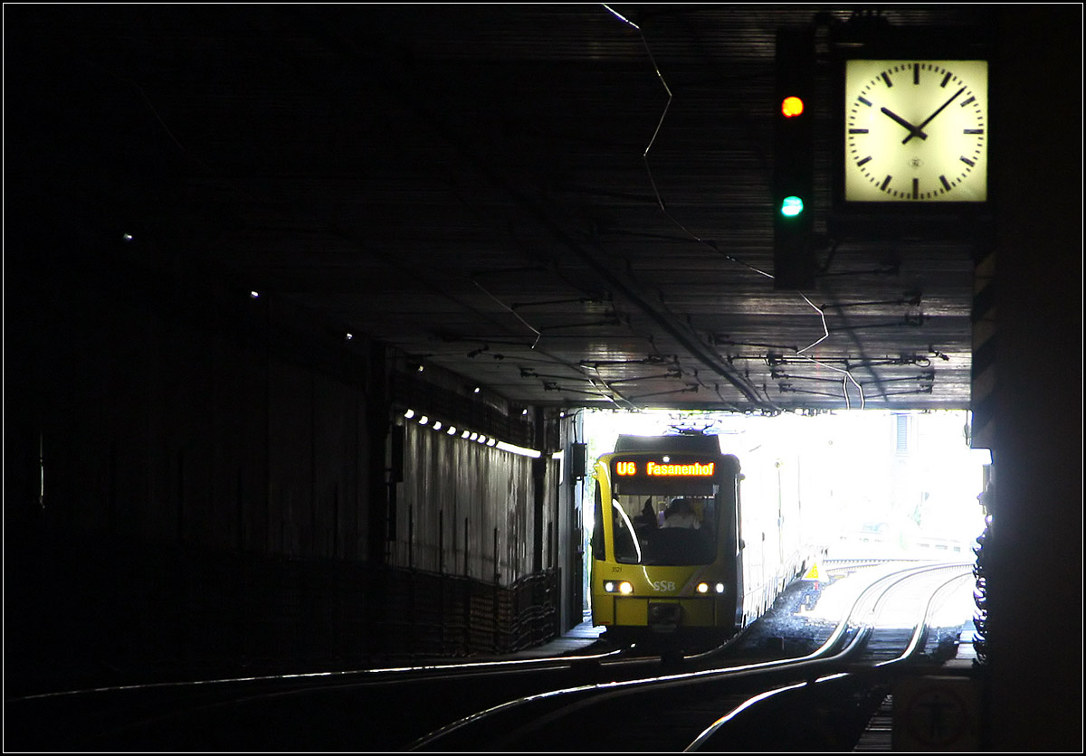 . Licht und ein Zug am Ende des Tunnels -

Das Fahrlicht wurde auf Nacht- bzw. Tunnelfahrt umgeschalten. Die Front ist besser erkennbar, während der restliche Zug sich in der Überstrahlung auflöst...

Tunnel unter der Siemensstraße in Stuttgart-Feuerbach.

20.05.2016 (M)