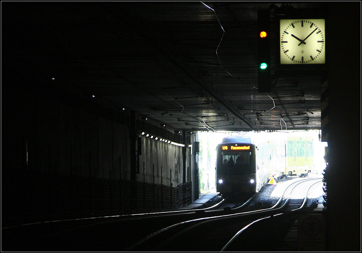 . Licht und ein Zug am Ende des Tunnels -

Die Front des Stadtbahnzuges hat das Dunkel des Tunnels erreicht, der Rest des Zuges wird noch vom Sonnenlicht überstrahlt. Noch leuchtet nur das Tagesfahrlicht am Zug.

Blick von der Station Maybachstraße in Stuttgart-Feuerbach zur Tunnelausfahrt.

20.05.2016 (M)